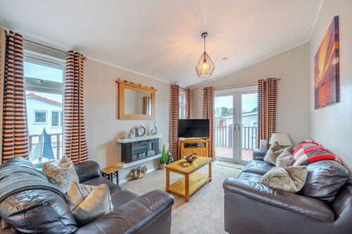 2 Bed Cabin - Sleeps 4 - Pets - 5 min to Beach