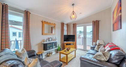 2 Bed Cabin - Sleeps 4 - Pets - 5 min to Beach