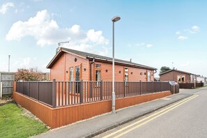 Exterior - 2 Bed Cabin - Sleeps 4 - Pets - 5 min to Beach (Bridlington)