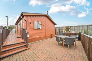 Outdoor dining - 2 Bed Cabin - Sleeps 4 - Pets - 5 min to Beach (Bridlington)