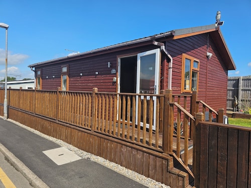 2 Bed Cabin - Sleeps 4 - Pets - 5 min to Beach