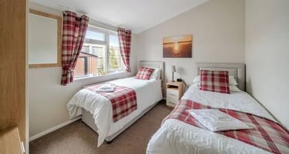 2 Bed Cabin - Sleeps 4 - Pets - 5 min to Beach