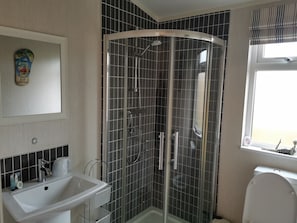 Cabane | Salle de bain | Douche, sèche-cheveux, serviettes fournies