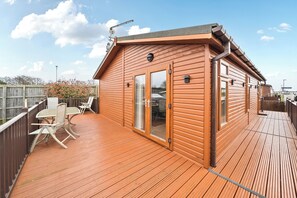 Outdoor dining - 2 Bed Cabin - Sleeps 4 - Pets - 5 min to Beach (Bridlington)