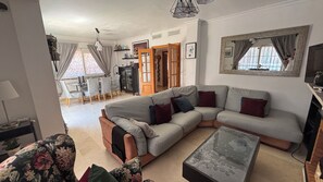 Smart TV, DVD player, mesa de pingue-pongue