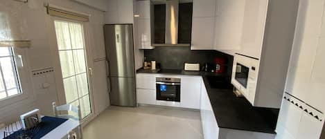 Refrigerador, microondas, horno y parrilla de estufa