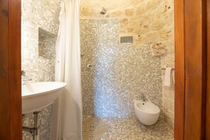 Dusche, Haartrockner, Bidet, Handtücher