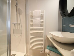 Bathroom - 1st Floor Apartment Sea View with Parking (Barneville-Carteret)