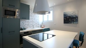 Una cucina moderna con isola centrale, microonde e lavello.