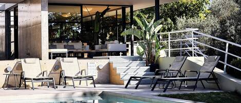 Een verwarmd zwembad