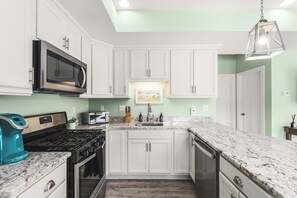 Private kitchen - Beachside Abode 2B (Old Orchard Beach)