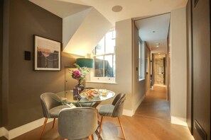Apartment | Private kitchen | Fridge, microwave, oven, stovetop - Impeccable 1-bedroom Apartment in London (London)