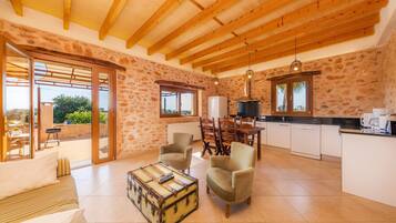 Een televisie en een tafeltennistafel