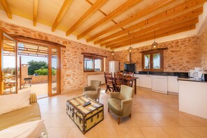 TV, mesa de pingue-pongue