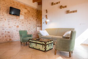 TV, mesa de pingue-pongue