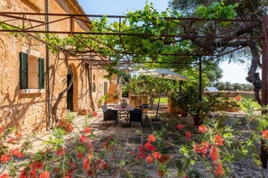 Outdoor dining - Agroturismo "Llevant" con Wi-Fi, terraza, piscina y jardín compartidos entre 5 propiedades (LLUCMAJOR)