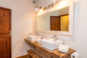 Shower, hair dryer, towels - Agroturismo "Llevant" con Wi-Fi, terraza, piscina y jardín compartidos entre 5 propiedades (LLUCMAJOR)