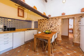 Fridge, microwave, stovetop, dishwasher - Agroturismo "Llevant" con Wi-Fi, terraza, piscina y jardín compartidos entre 5 propiedades (LLUCMAJOR)