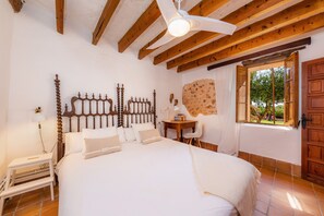 2 bedrooms, iron/ironing board, free WiFi, bed sheets - Agroturismo "Llevant" con Wi-Fi, terraza, piscina y jardín compartidos entre 5 propiedades (LLUCMAJOR)