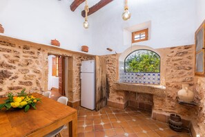 Frigorífico, microondas, placa de cocina y lavavajillas