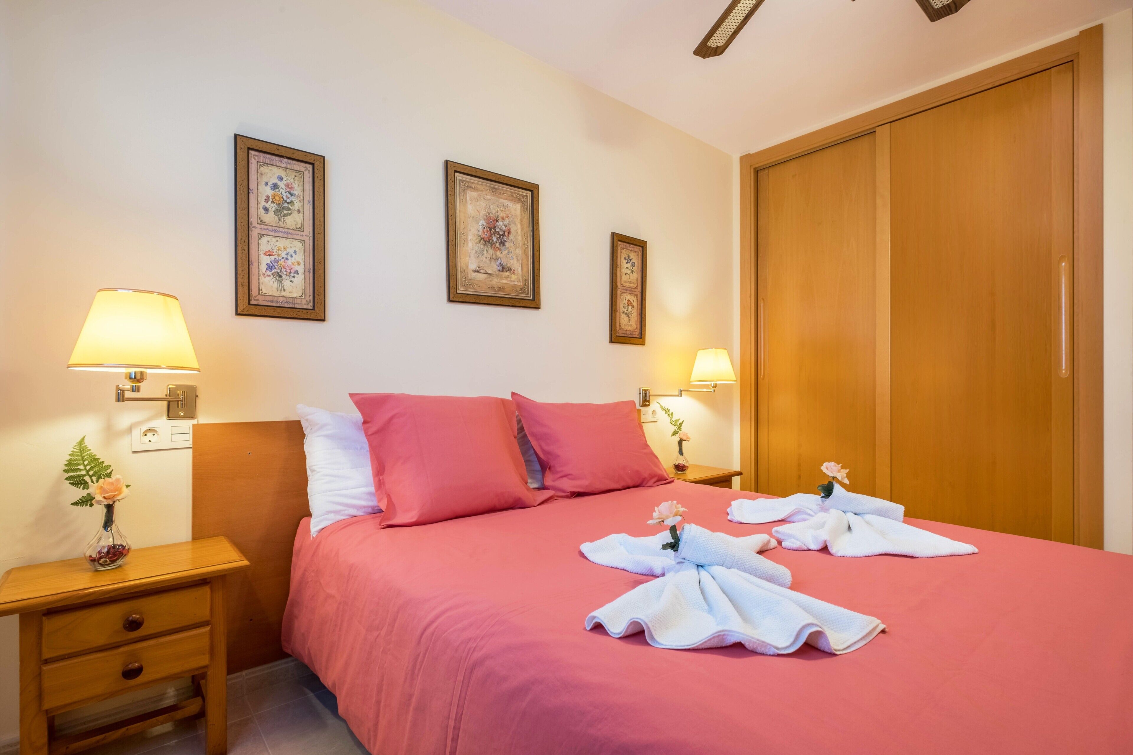 2 chambres, fer et planche à repasser, Wi-Fi gratuit, draps fournis