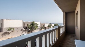 Un balcone con vista su una zona residenziale e il mare.