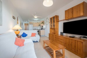 TV - Holiday Apartment "Apartamento en el Medano" near the Beach with Wi-Fi & Shared pool (El Médano)