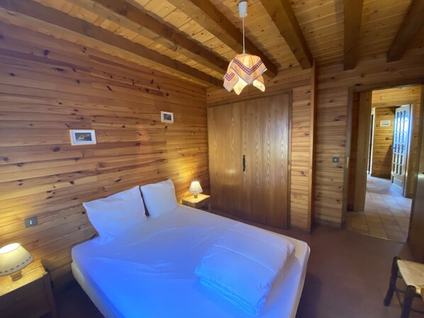 3 bedrooms, bed sheets