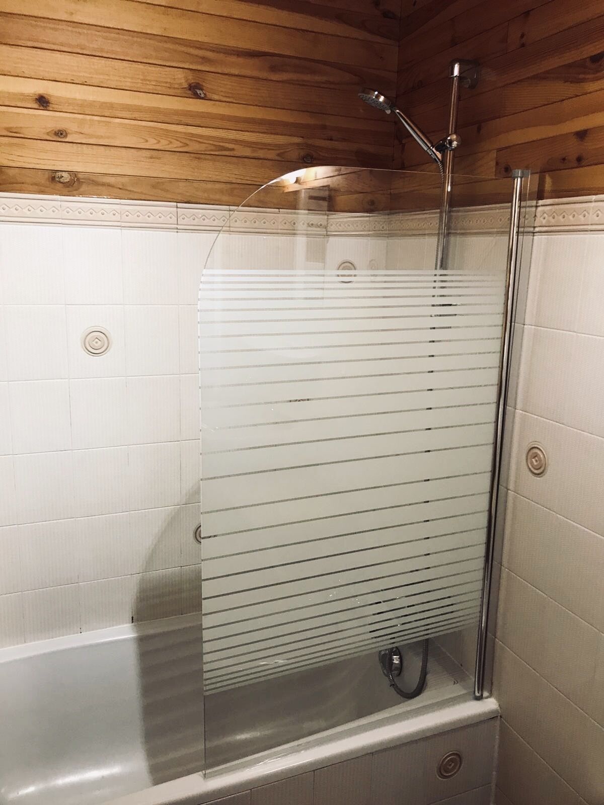 Baignoire, sèche-cheveux, serviettes fournies