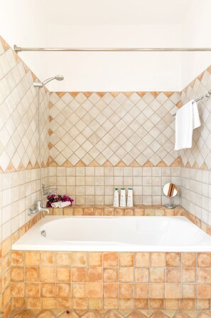 Badewanne, Haartrockner, Handtücher