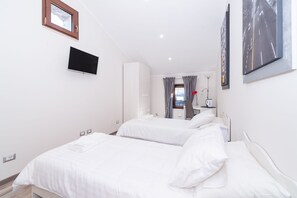 2 slaapkamers, een strijkplank/strijkijzer, reisbedje, beddengoed