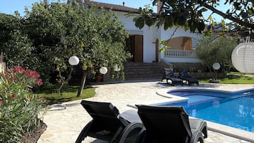 Una piscina al aire libre, una piscina climatizada