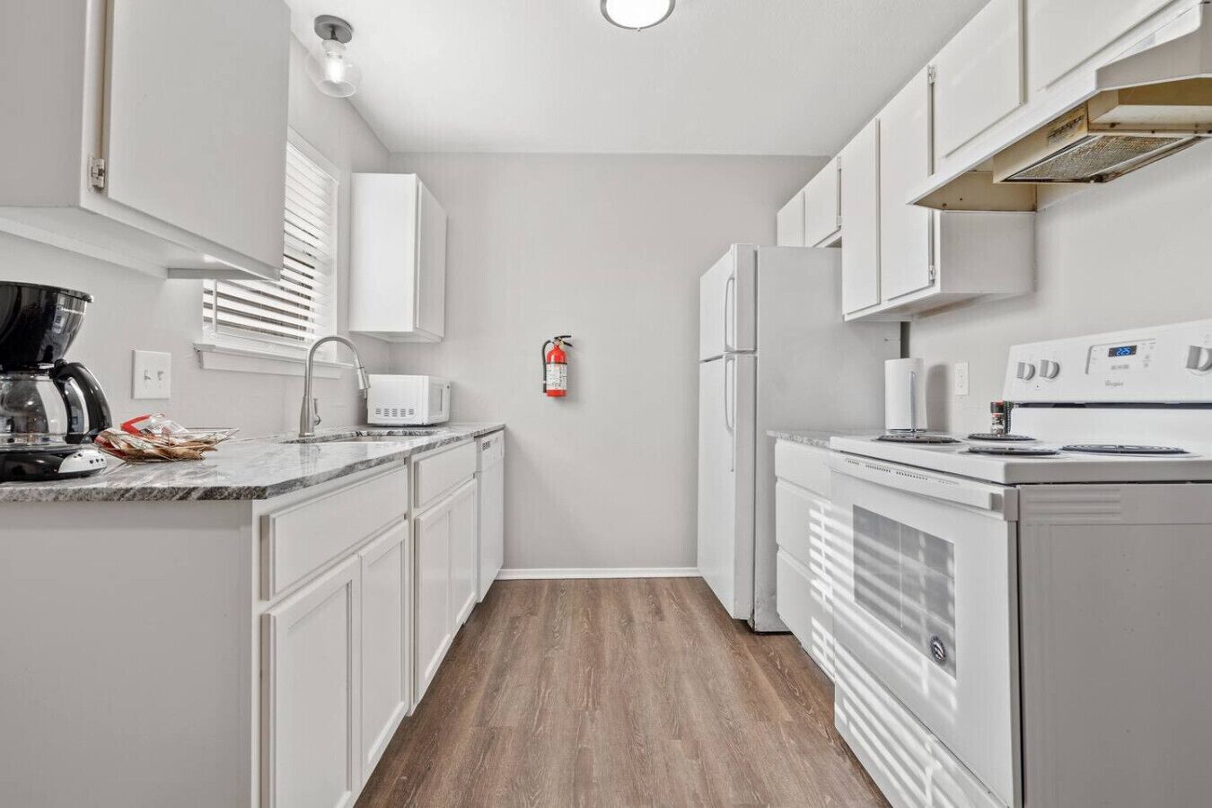 冷蔵庫、電子レンジ、オーブン、コンロ