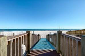 On the beach - WEST END CAP UNIT, GREAT SUNSET VIEWS, PERFECT FOR YOUR FAMILY! (Orange Beach)