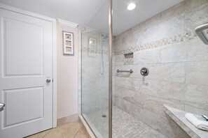 Douche, serviettes fournies