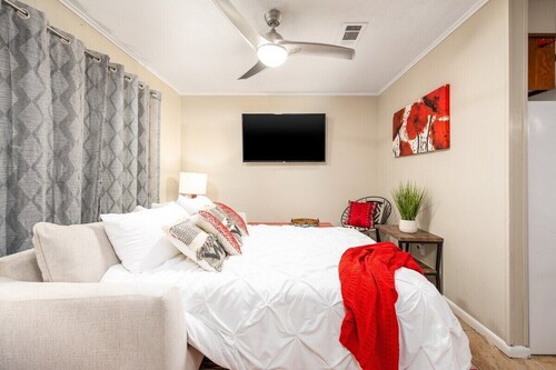 By Hospitals 🏥 | PetsOK 🐈 | 55" 4KTV | King 🛏