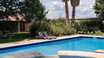 2 outdoor pools, pool loungers