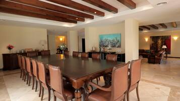 2 restaurants, spécialités Cuisine à base de pizza