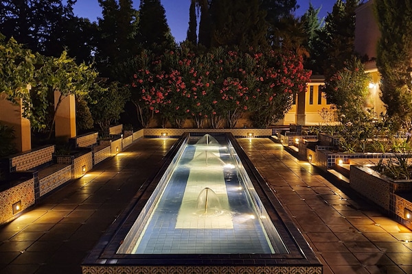 2 albercas al aire libre y camastros