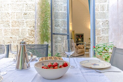 Historic house with pool and Mediterranean park (A)