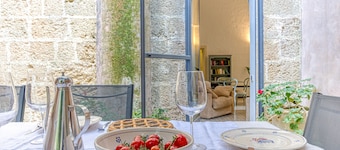 Historic house with pool and Mediterranean park (A)