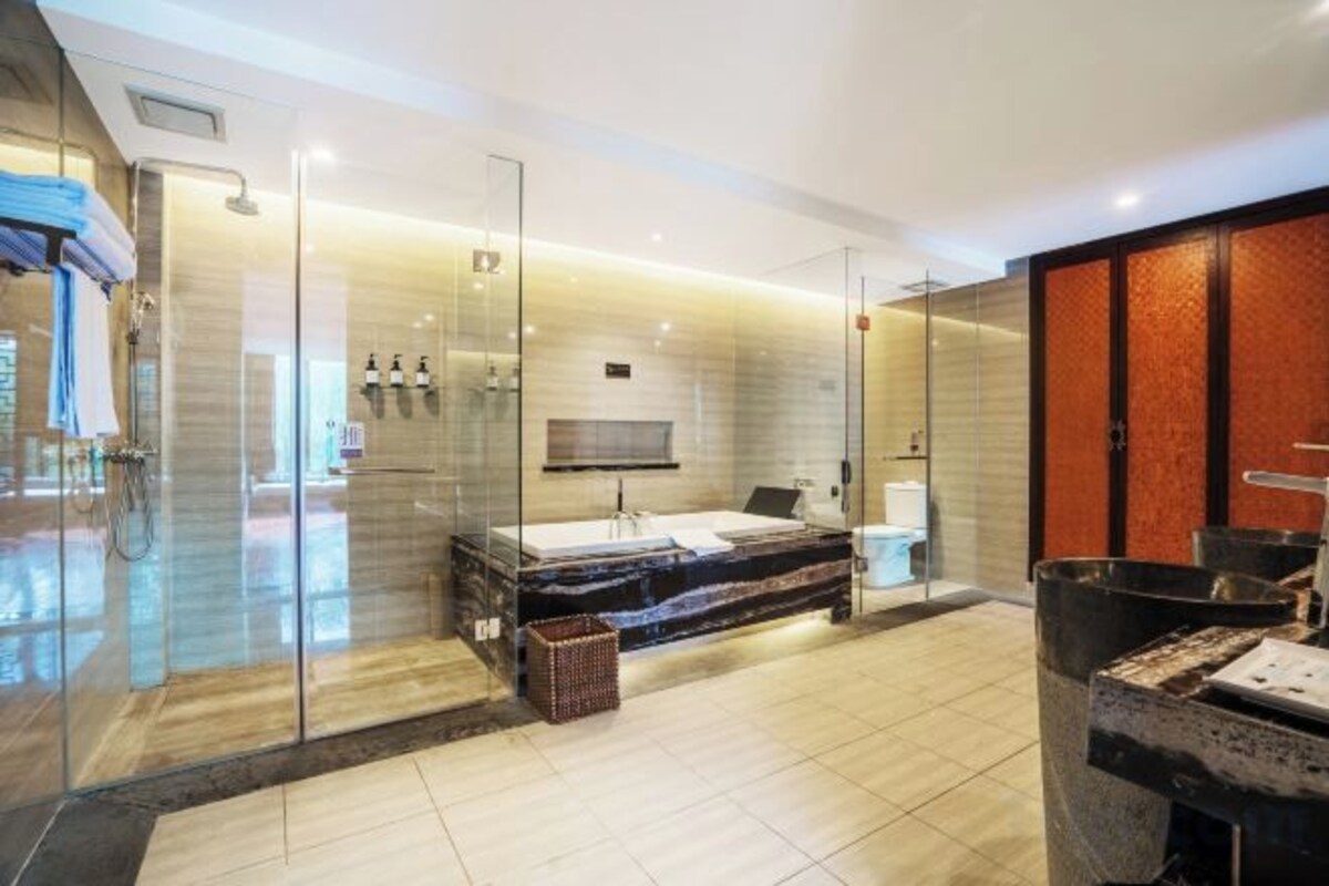 Executive Suite With Lake View