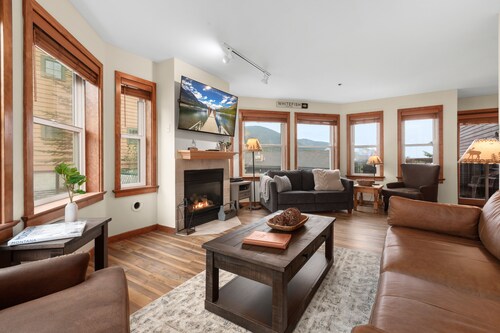 Arguably the best ski in / ski out location in Whitefish!!! AC for hot days