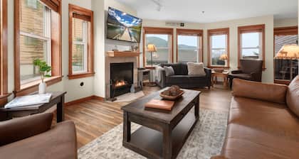 Arguably the best ski in / ski out location in Whitefish!!! AC for hot days