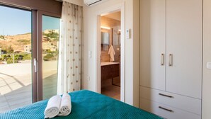 Ein Hotelzimmer mit Bett, Bad und Blick ins Freie.