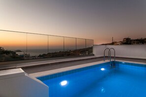 Seasonal outdoor pool - Luxurious Rikas Villa (Malevizi)