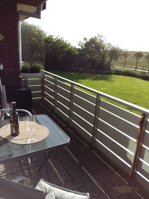 Outdoor dining - Beautiful vacation apartment directly on the North Sea dike (Friedrichskoog-Spitze)