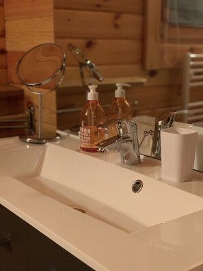 Douche, séchoir à cheveux, serviettes fournies, savon