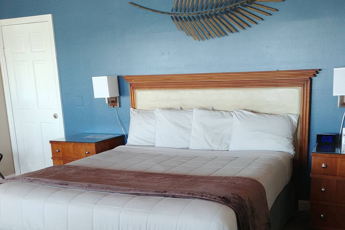 Honeymoon Single Room | Laptop workspace, blackout drapes, iron/ironing board, WiFi (free)