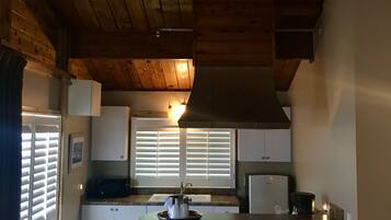 Habitación individual de luna de miel | Cocina privada | Frigobar, microondas y congelador